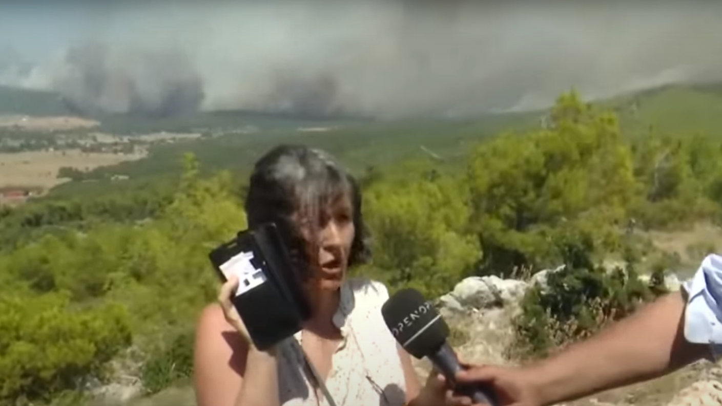 Ξεσπά κάτοικος στη Μάνδρα: «Βρισκόμαστε στο έλεος ανίκανων ευθυνόντων – Δεν πετάει τίποτα εδώ και ώρα» (vid)