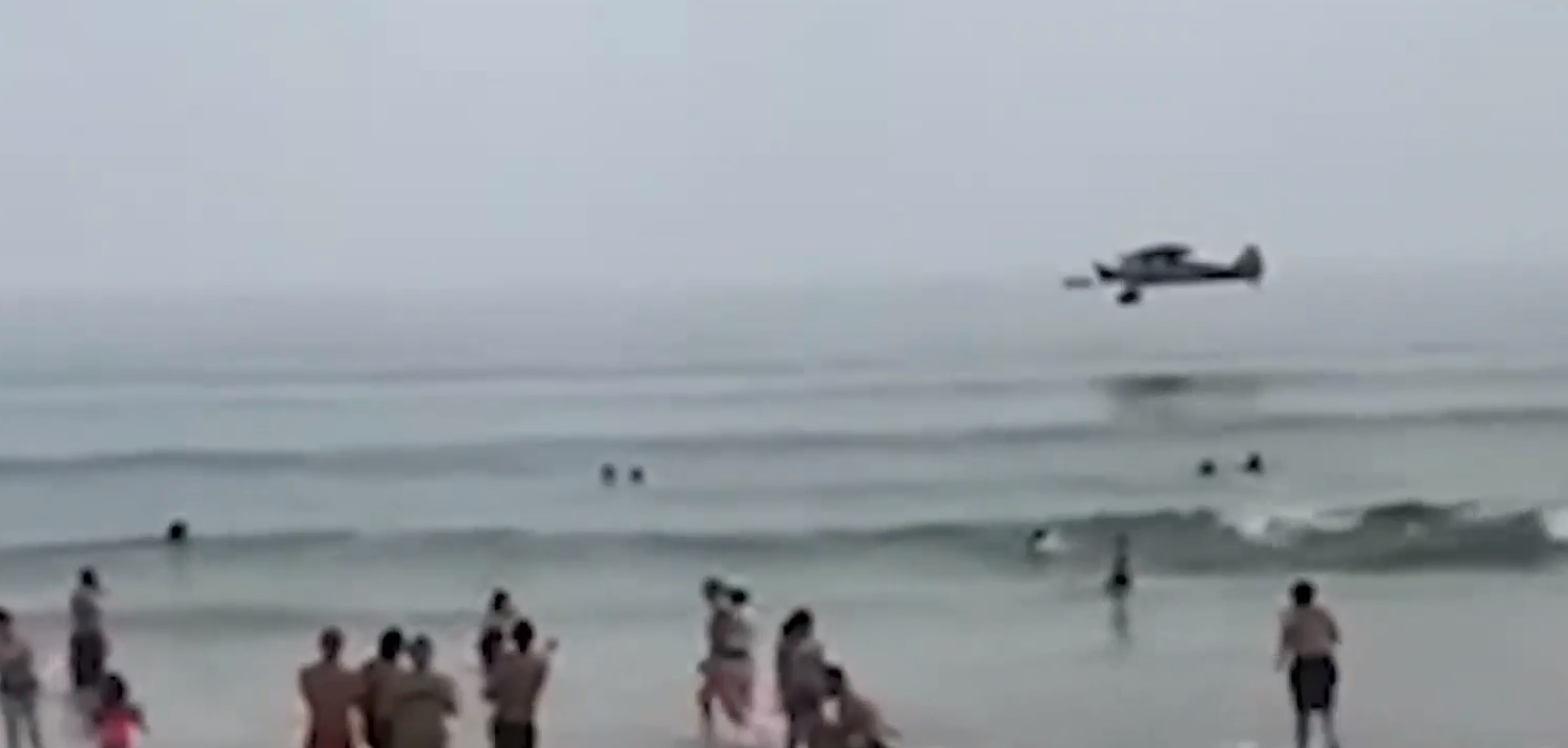 Βίντεο που κόβει την ανάσα – Μικρό αεροσκάφος έπεσε στη θάλασσα μπροστά στα μάτια λουόμενων