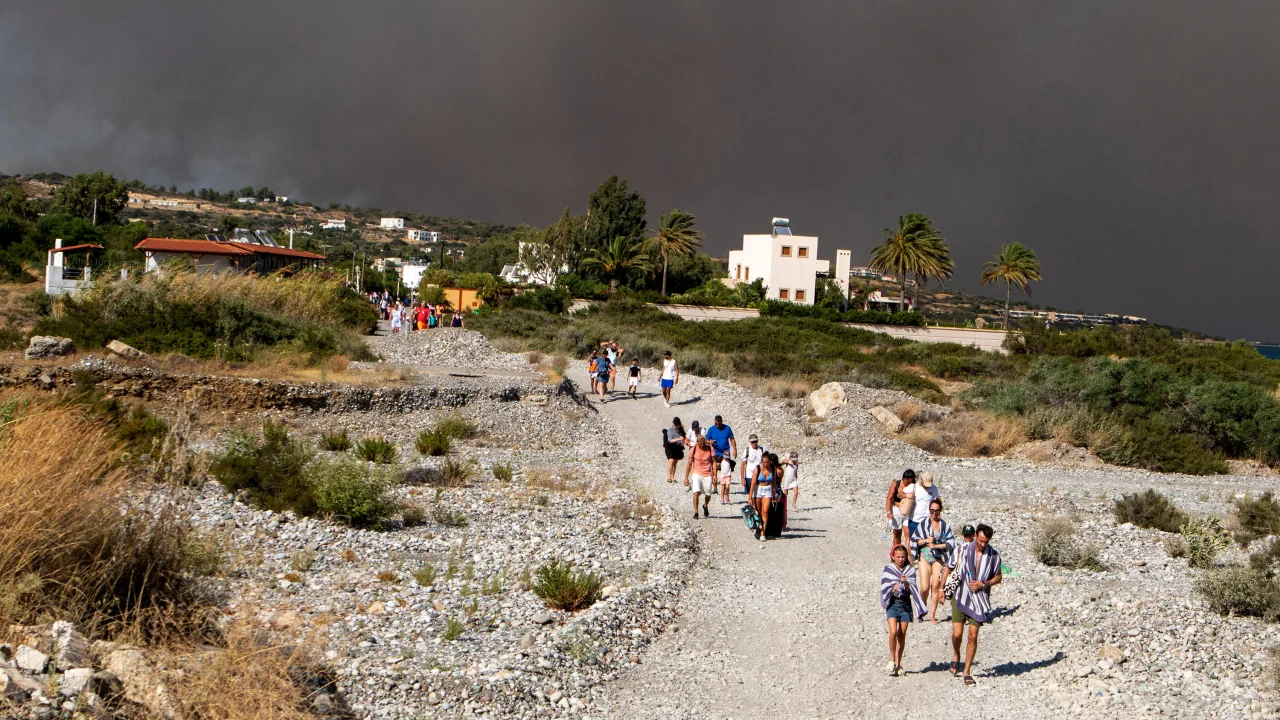Ρόδος: Συνεχίζεται η εφιαλτική μάχη με τις φλόγες – Εκκενώσεις, καμμένα σπίτια και ισχυροί άνεμοι