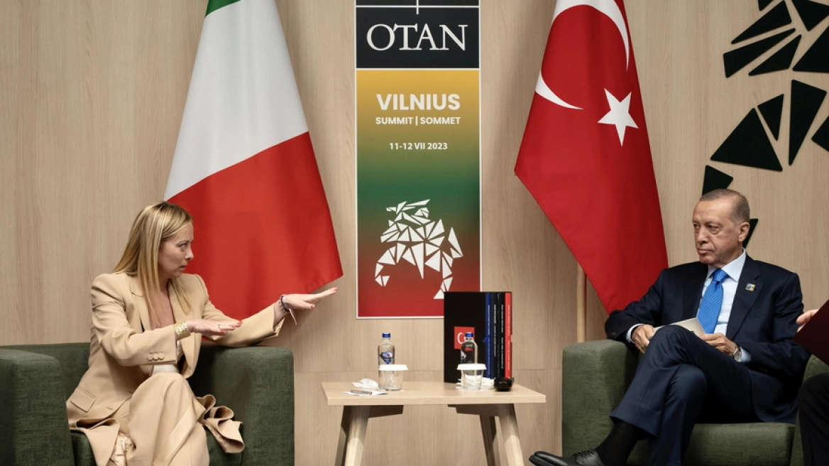Σύνοδος ΝΑΤΟ: Συνάντηση Μελόνι – Ερντογάν