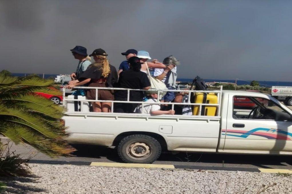 Φωτιά στη Ρόδο: Ντόπιοι και τουρίστες εκκενώνουν το νησί ακόμα και με αγροτικά (ΒΙΝΤΕΟ & ΦΩΤΟ)