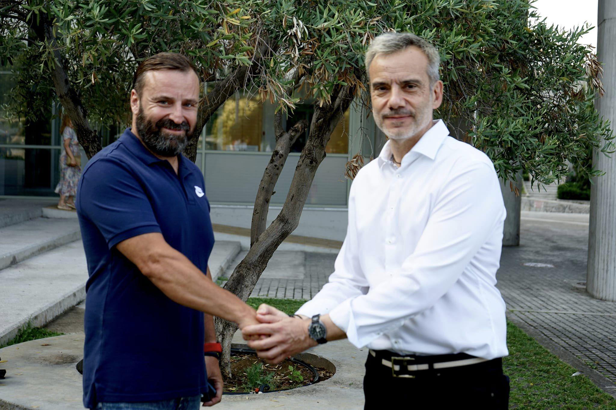 Θεσσαλονίκη: Κόντεψε να «τρελαθεί» ο χρυσοχόος που έριξε στα σκουπίδια σακούλα με χρυσαφικά – Τι είπε ο άνθρωπος που την βρήκε