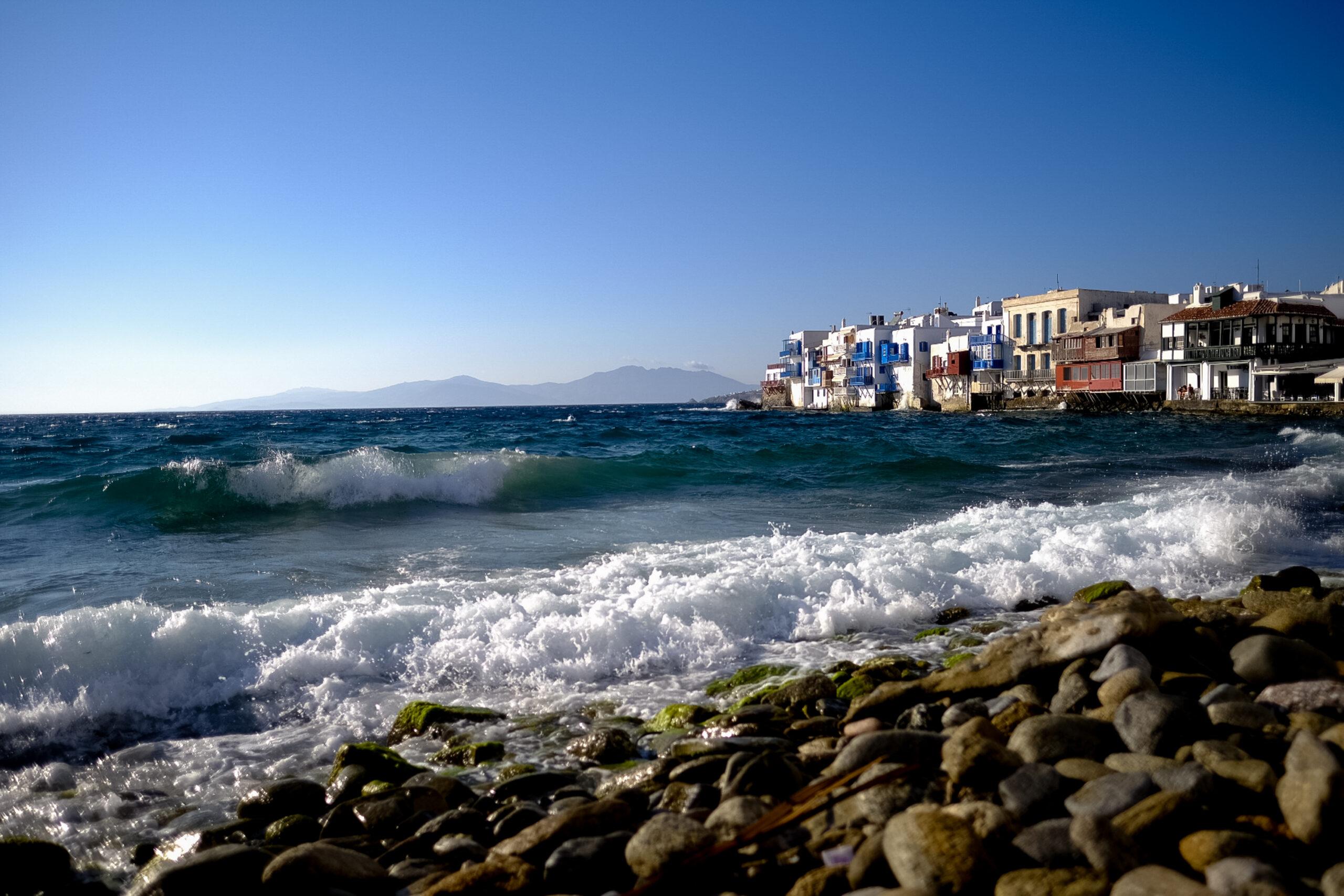 Μύκονος: Νεκρός εργαζόμενος μπιτς μπαρ – Εκσφενδονίστηκε έξω από το αυτοκίνητό του