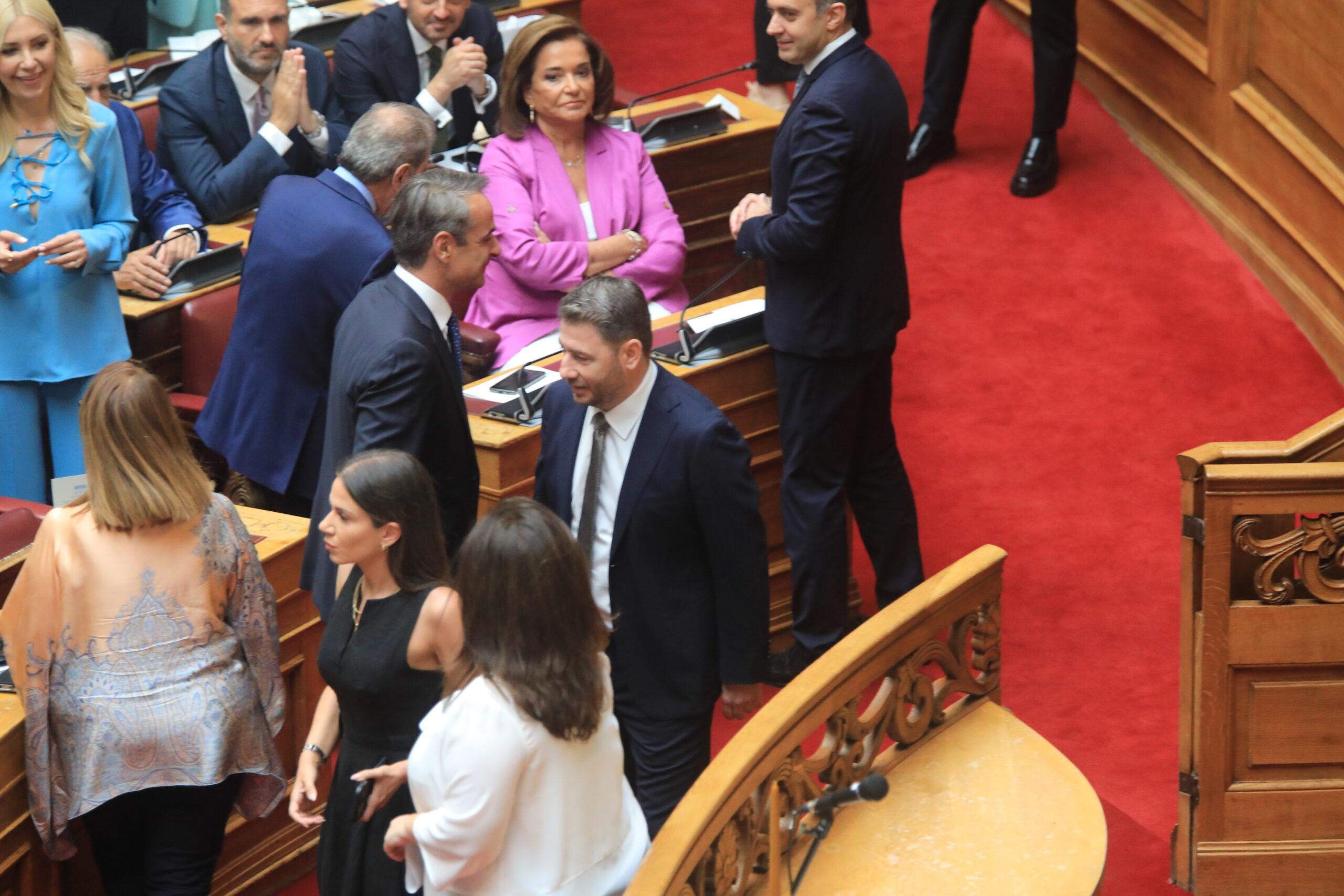 Ορκωμοσία βουλευτών: Η τυπική χειραψία Μητσοτάκη – Ανδρουλάκη και η πρώτη δημόσια εμφάνιση Τσίπρα μετά την παραίτηση