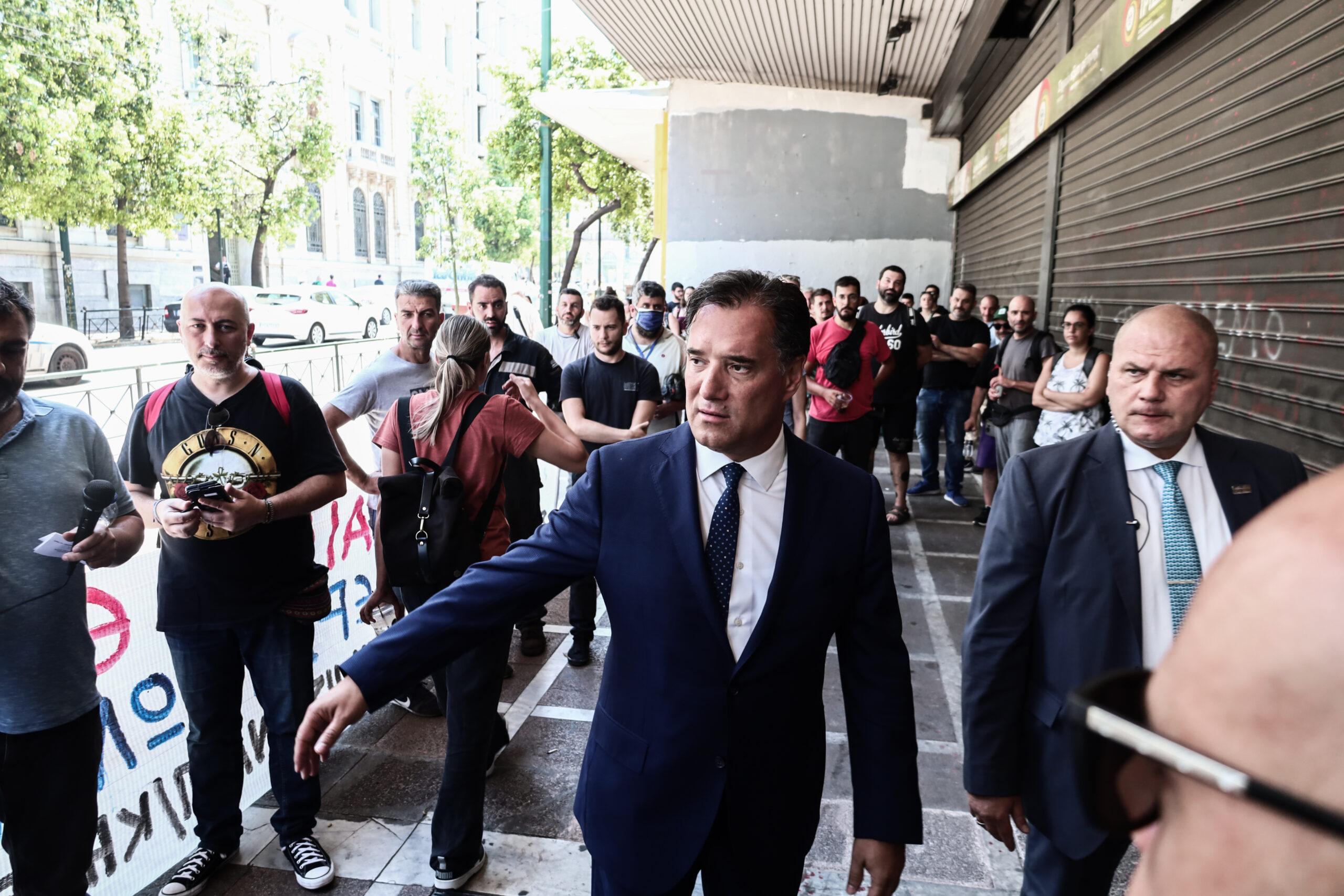 Ο Άδωνις Γεωργιάδης ζήτησε να συναντηθεί με αντιπροσωπεία διαδηλωτών – «Πέντε καλά είναι;» (ΦΩΤΟ – ΒΙΝΤΕΟ)