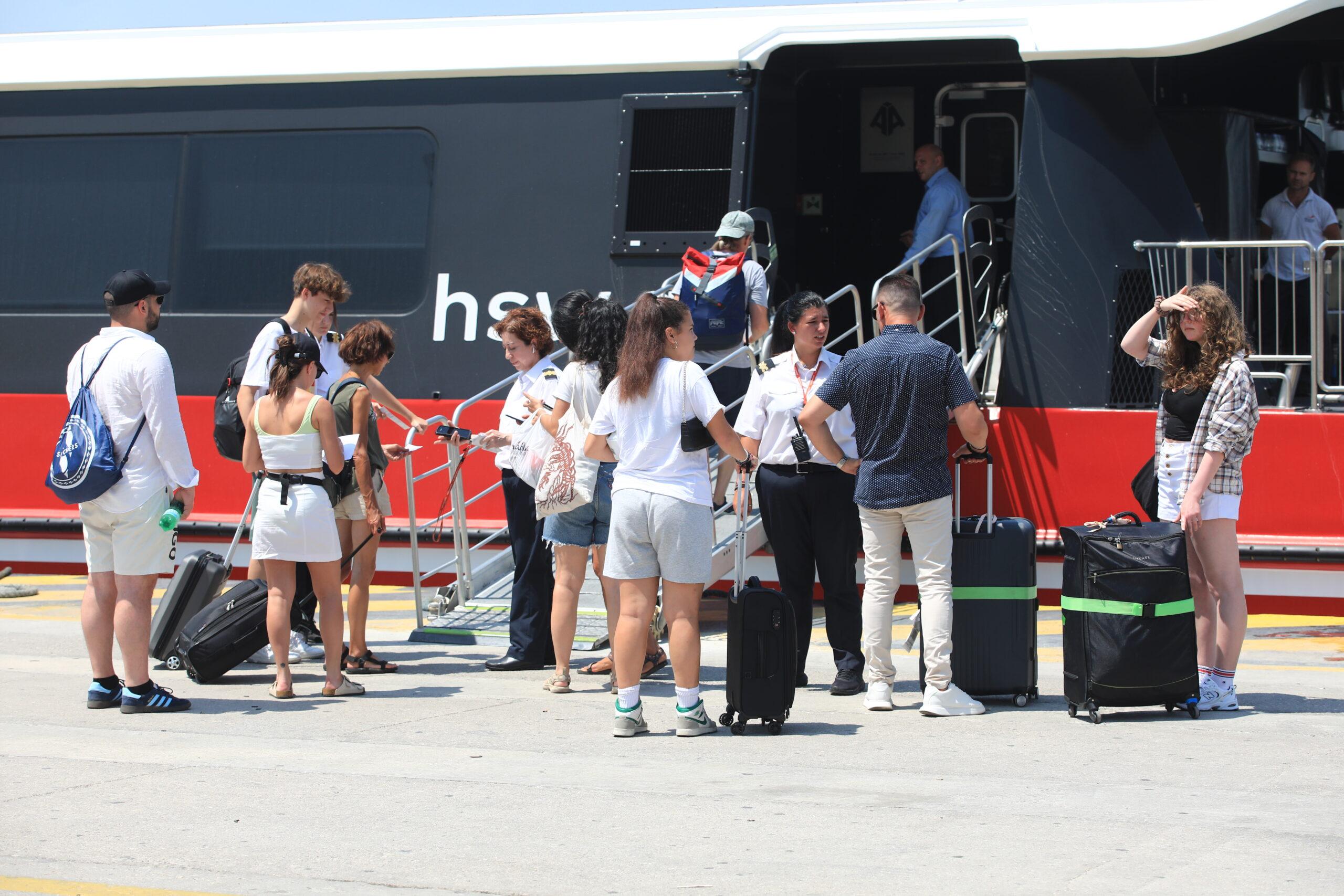 Τουρισμός: Μηχανική βλάβη σε πλοίο με προορισμό τον Πειραιά – Είχε ξεκινήσει από το λιμάνι του Ηρακλείου