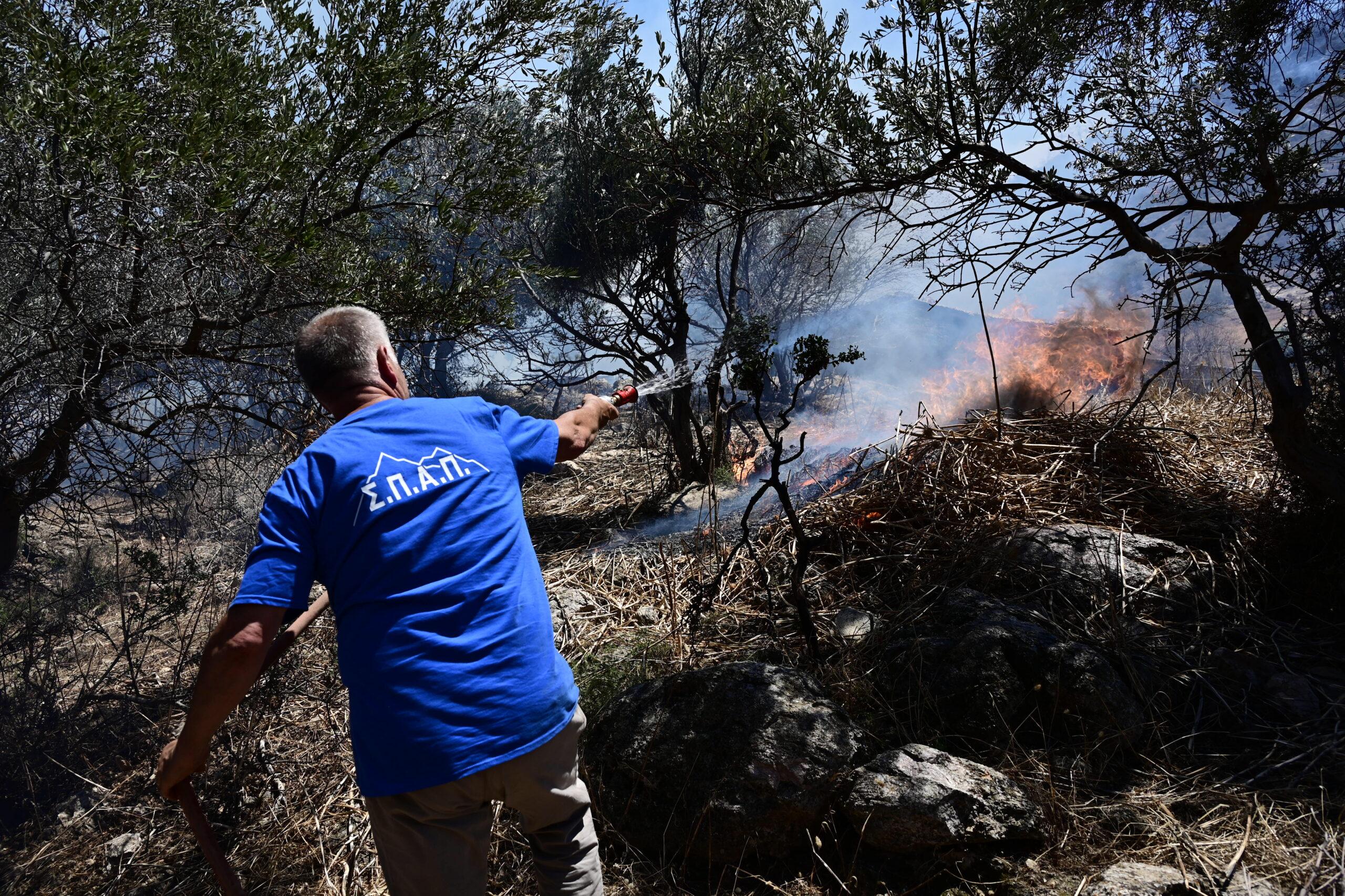Φωτιά – Λουτράκι: Έκλεισε η εθνική οδός Αθηνών – Κορίνθου