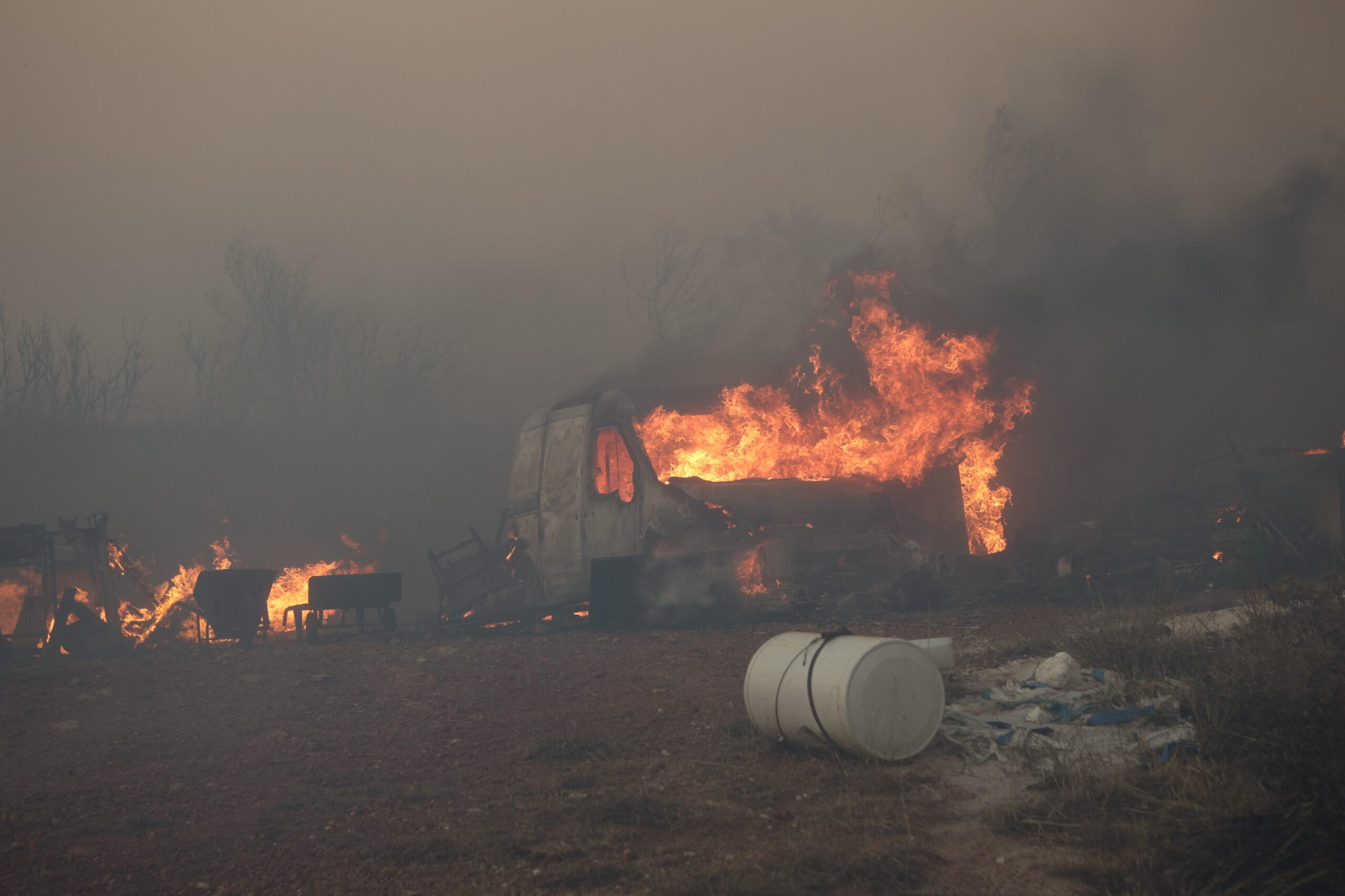 Φωτιά στη Σαρωνίδα: «Η χειρότερη καταστροφή της τελευταίας δεκαετίας» τόνισε ο δήμαρχος της περιοχής