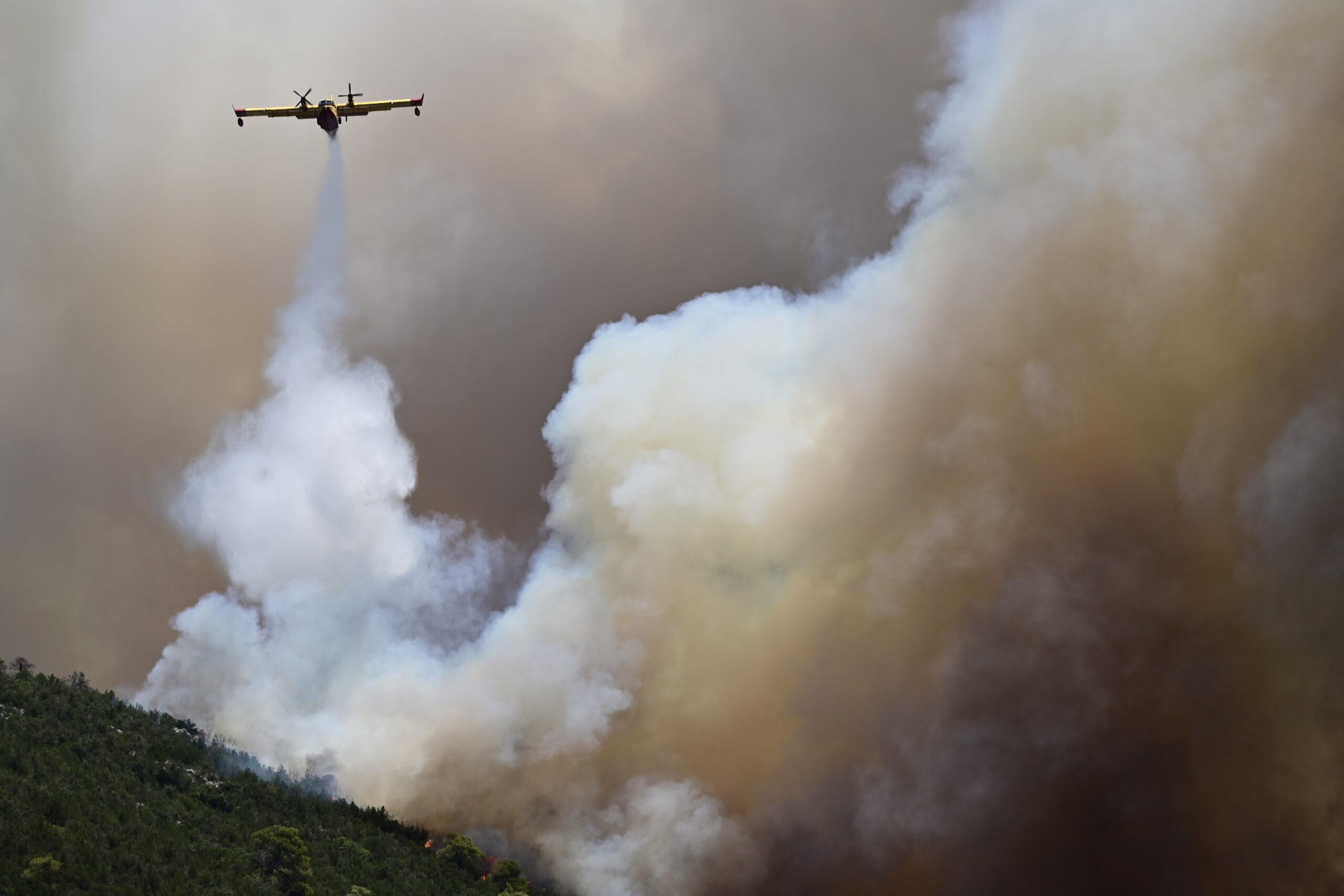 Φόβοι για αναζωπυρώσεις λόγω ανέμων μετά την χθεσινή εφιαλτική νύχτα – Άνοιξε η Αθηνών-Κορίνθου
