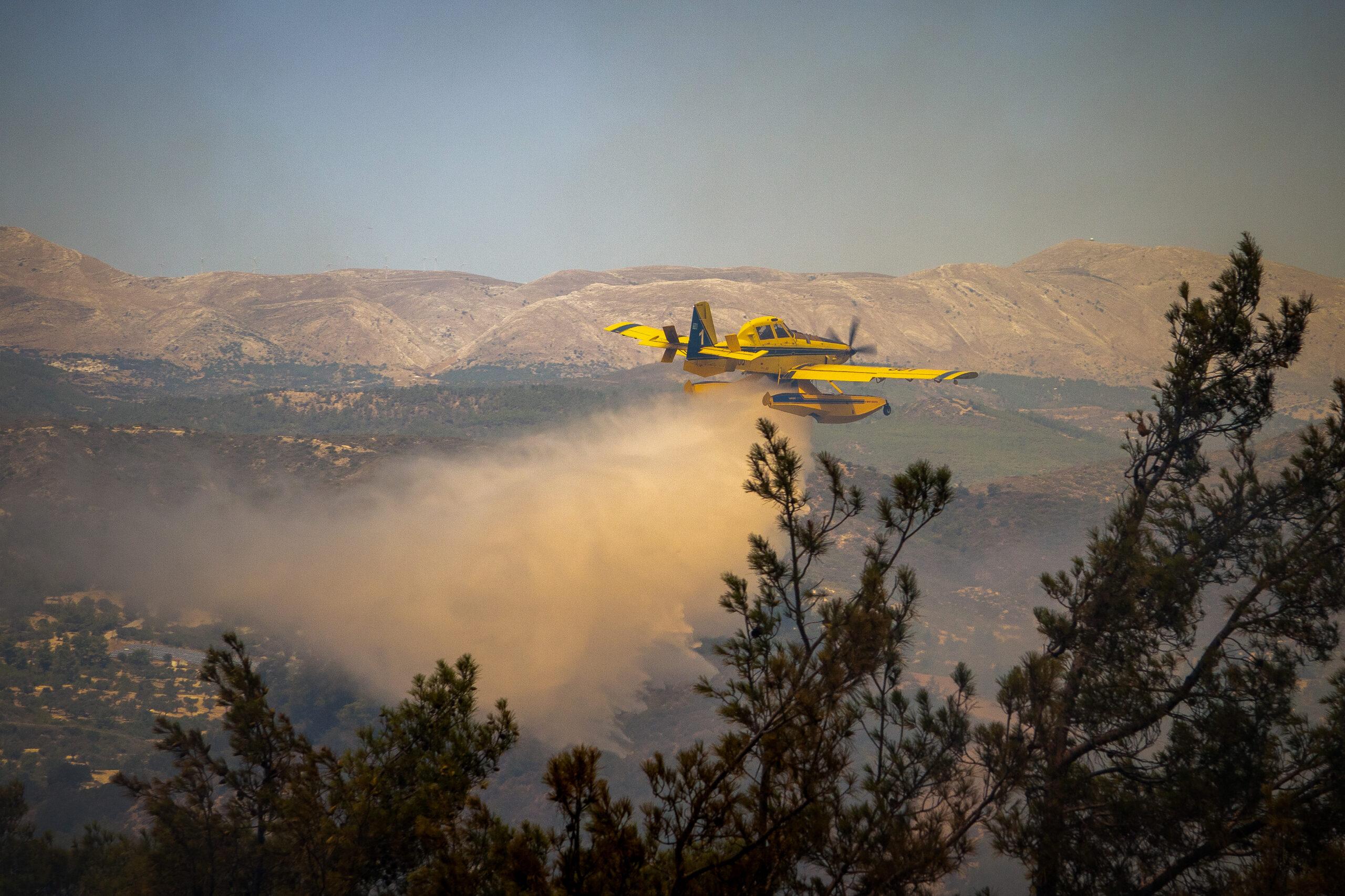 Φωτιά στη Ρόδο: 42 ρίψεις 126 τόνων νερού από τα τουρκικά εναέρια μέσα – Δείτε βίντεο
