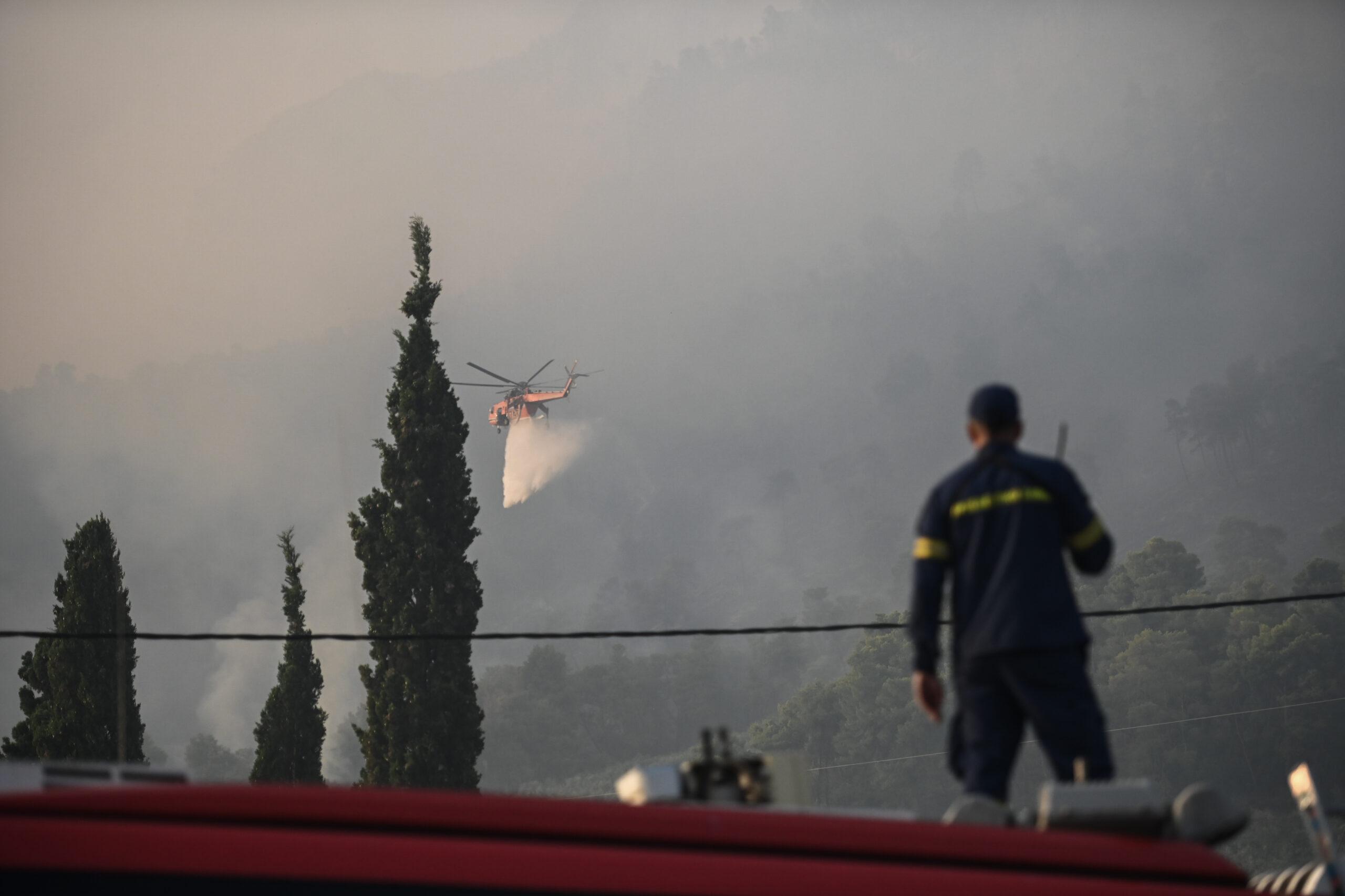 Εύβοια: Ανεξέλεγκτη η φωτιά στην Κάρυστο – Καίγονται σπίτια στον Πλατανιστό