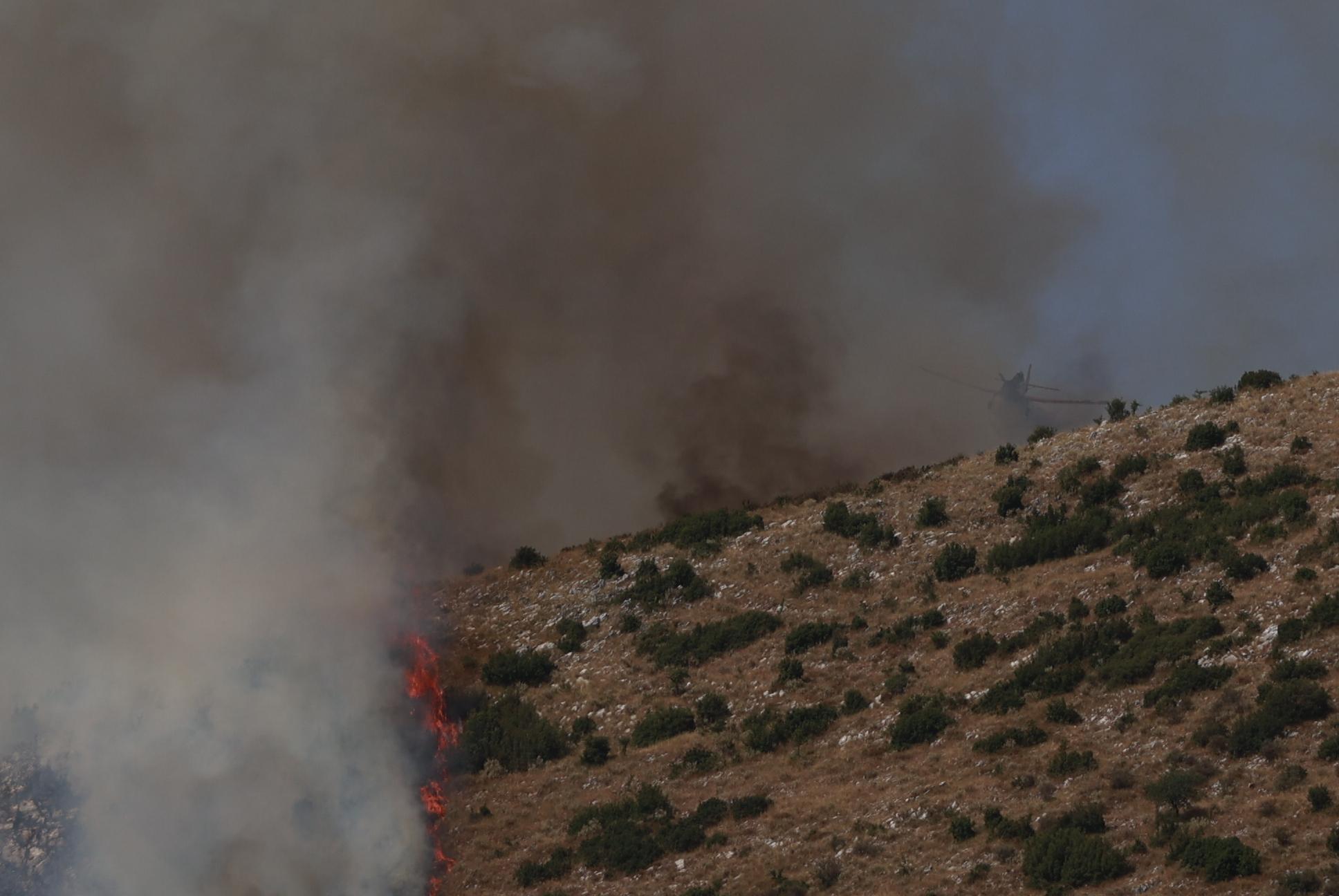 Εύβοια – Φωτιά: Νέες αναζωπυρώσεις στην Κάρυστο – Καίγονται χιλιάδες στρέμματα δασικής έκτασης (ΒΙΝΤΕΟ)