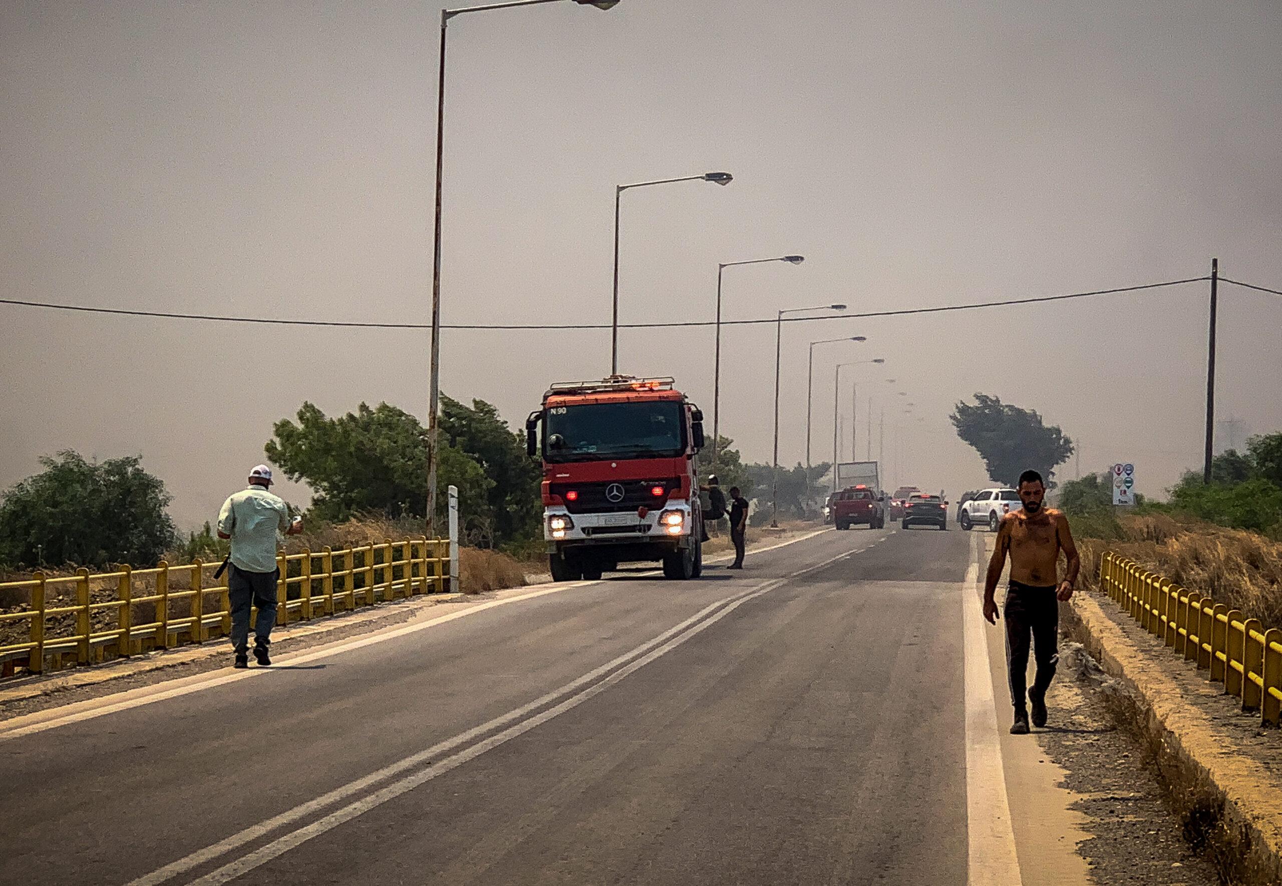 Φωτιά στη Ριτσώνα: Επιχειρούν επίγειες δυνάμεις της πυροσβεστικής
