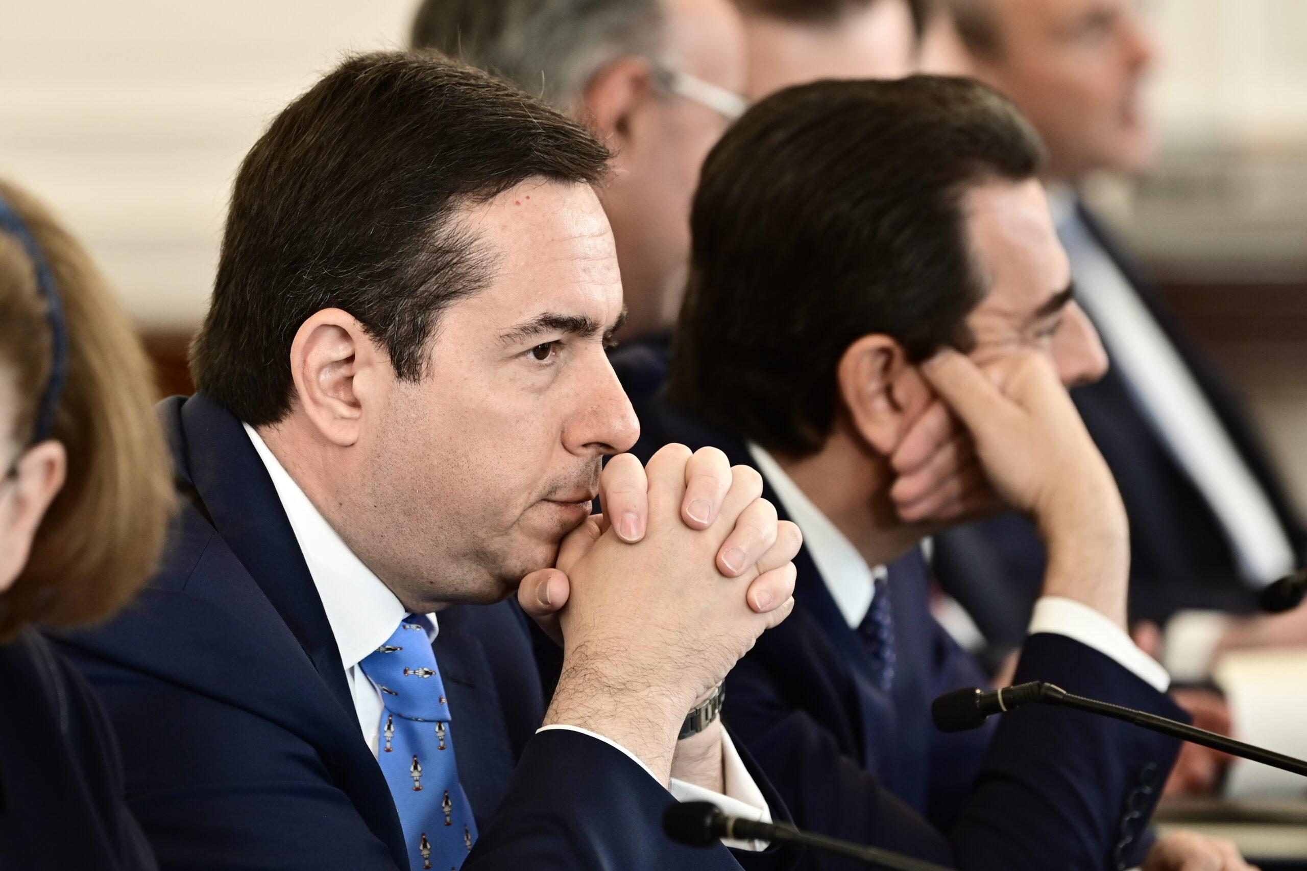 Συνάντηση Μηταράκη με εκπροσώπους της Εκκλησίας για νέες ταυτότητες