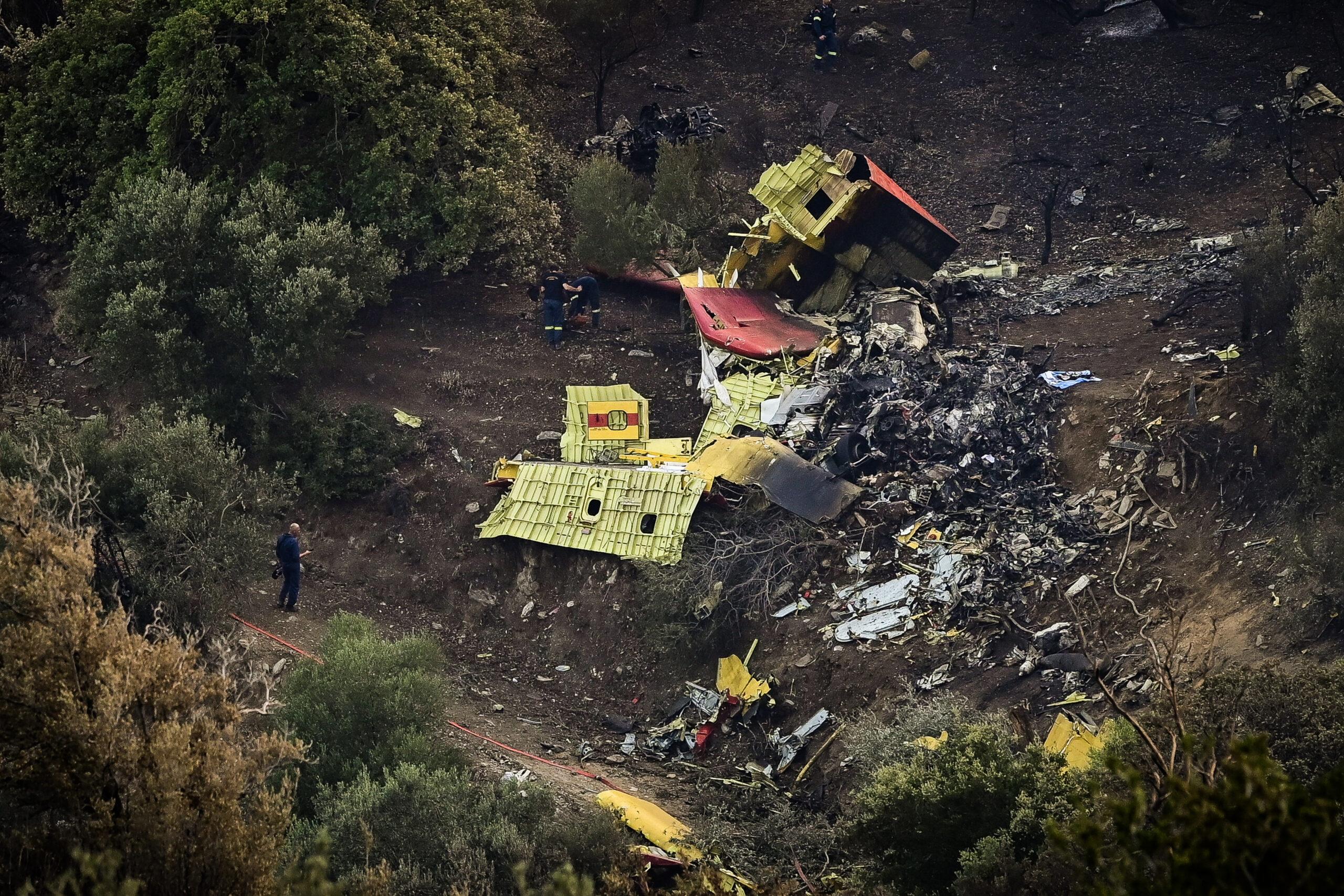 Πτώση Canadair στην Κάρυστο: Τα πιθανά σενάρια για τα αίτια της συντριβής