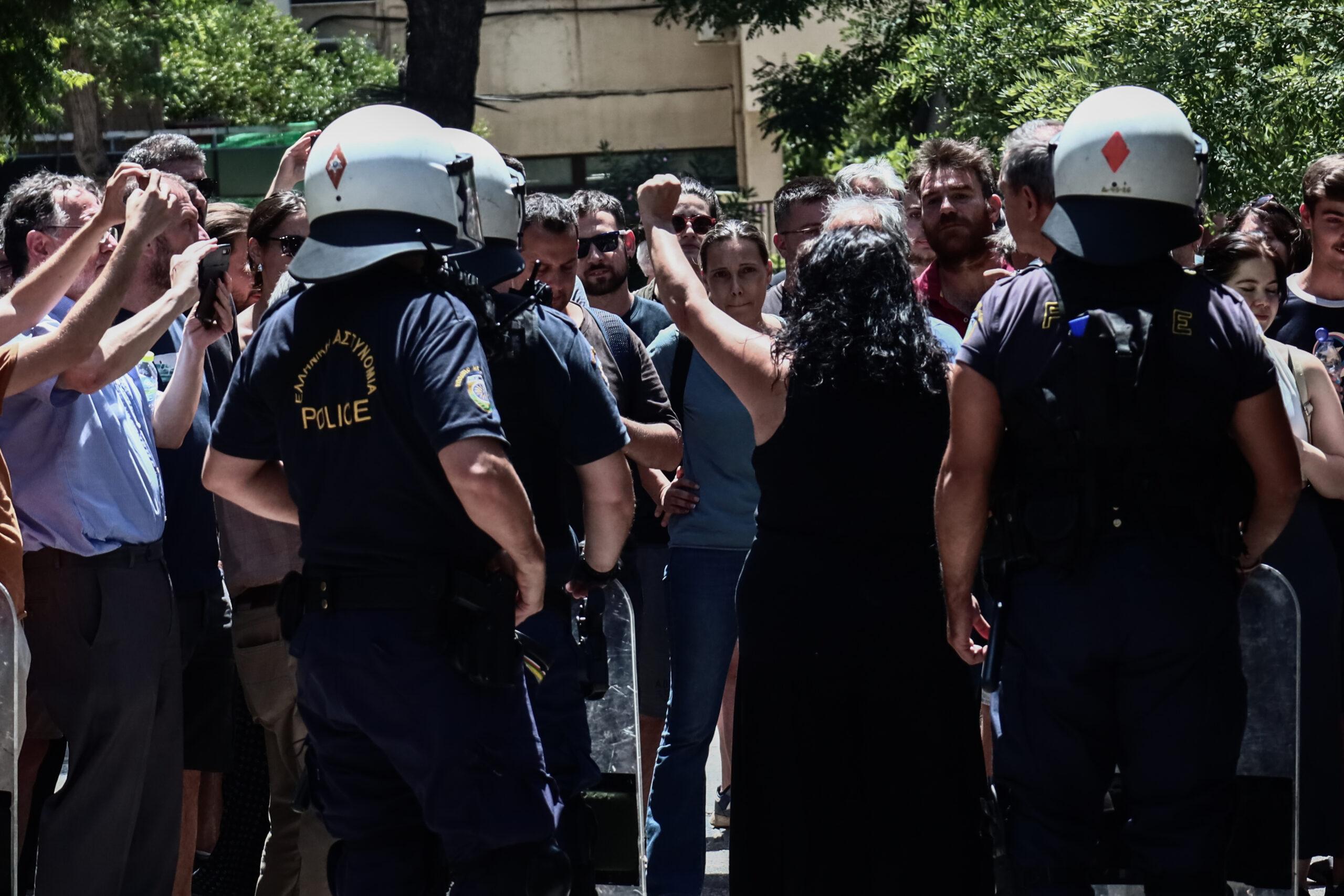 Αθήνα: Ανεστάλη η έξωση μονογονεϊκής οικογένειας στα Άνω Πατήσια – Το σπίτι βγήκε σε πλειστηριασμό για 800 ευρώ
