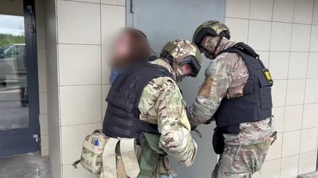 Ρωσία: Η FSB ανακοίνωσε τη σύλληψη διεμφυλικού ακτιβιστή για “εσχάτη προδοσία”
