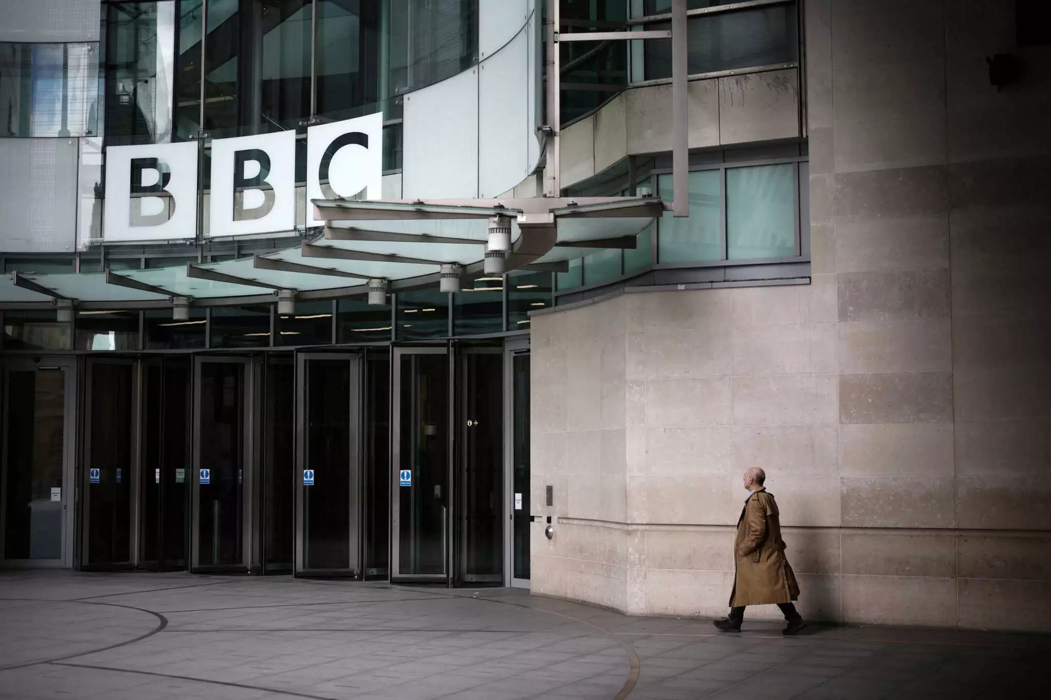 BBC: Παρουσιαστής κατηγορείται ότι έδινε χρήματα σε ανήλικο για να του στέλνει γυμνές φωτογραφίες