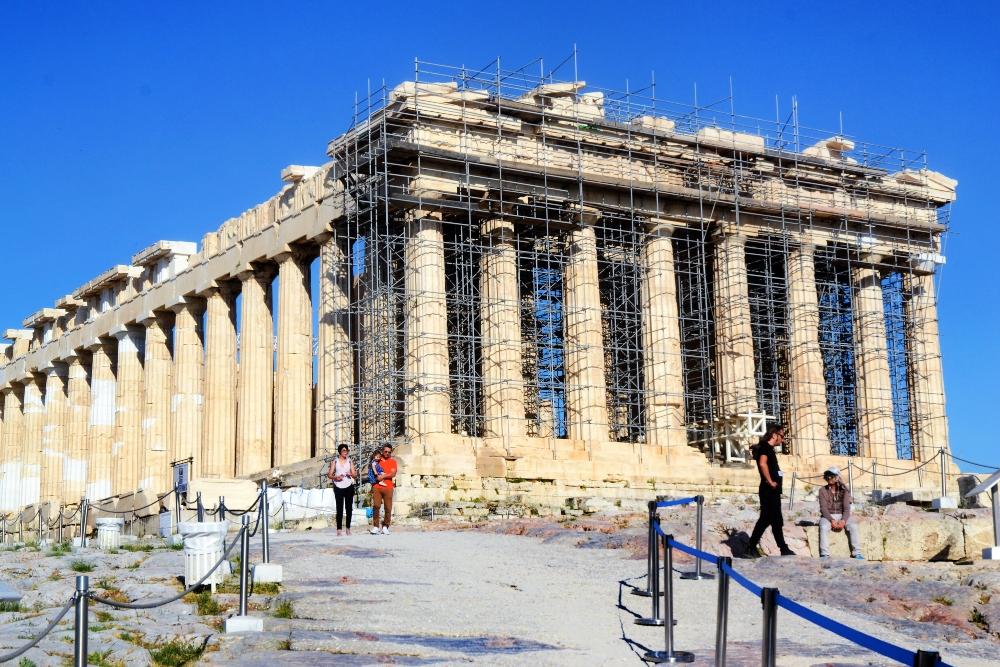 Τουρίστρια στην Ακρόπολη κατέρρευσε λόγω του καύσωνα – Την μετέφεραν αστυνομικοί με φορείο
