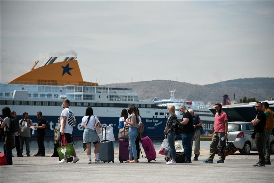 Πειραιάς: Στο 100% η πληρότητα των πλοίων – Μαζική έξοδος των αδειούχων
