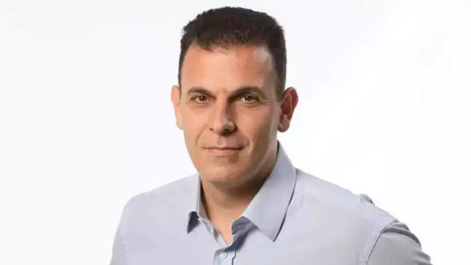 Γιώργος Καραμέρος – Αντιδράσεις για το βίντεο με το φλεγόμενο δέντρο