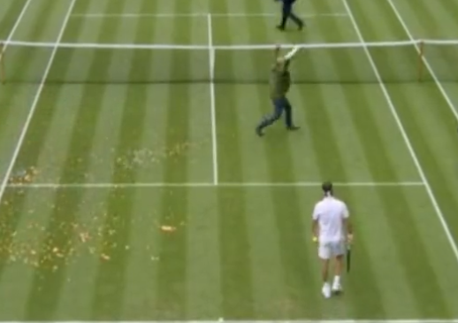 Ακτιβιστές διέκοψαν αγώνα του Wimbledon και πέταξαν κομφετί – Δείτε βίντεο