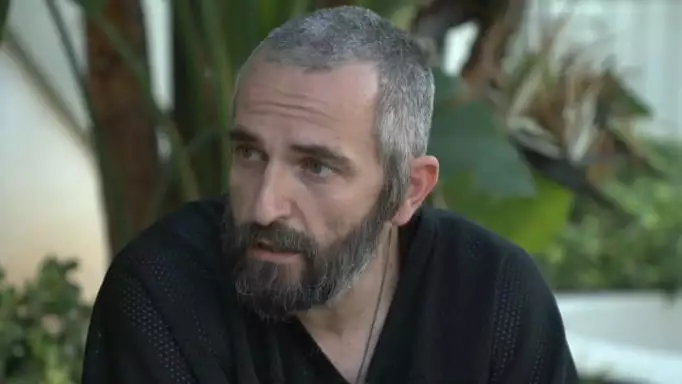 Άρης Σερβετάλης: «Γιατί για να μπω σε ένα καφέ έπρεπε να σκαναριστώ λες και ήμουν ντομάτα;»