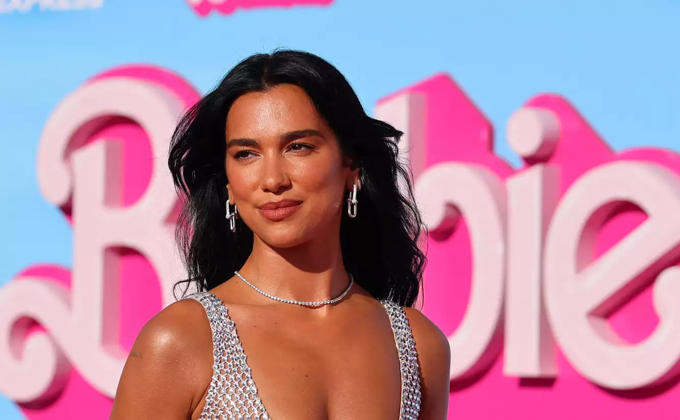Dua Lipa: Με διαφανές φόρεμα στην πρεμιέρα της Barbie