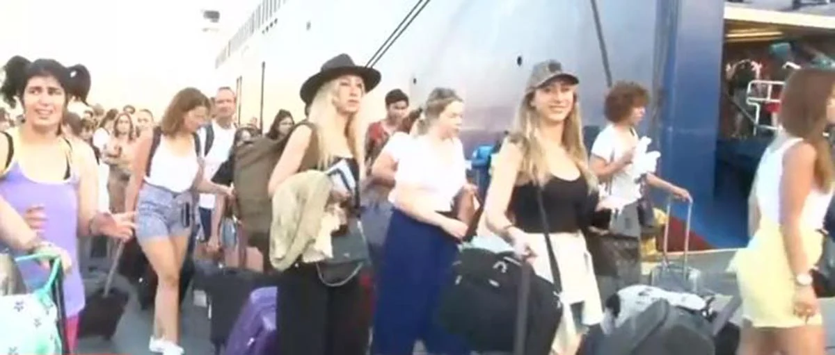 Πανικός από αδειούχους στο λιμάνι του Πειραιά (ΒΙΝΤΕΟ)