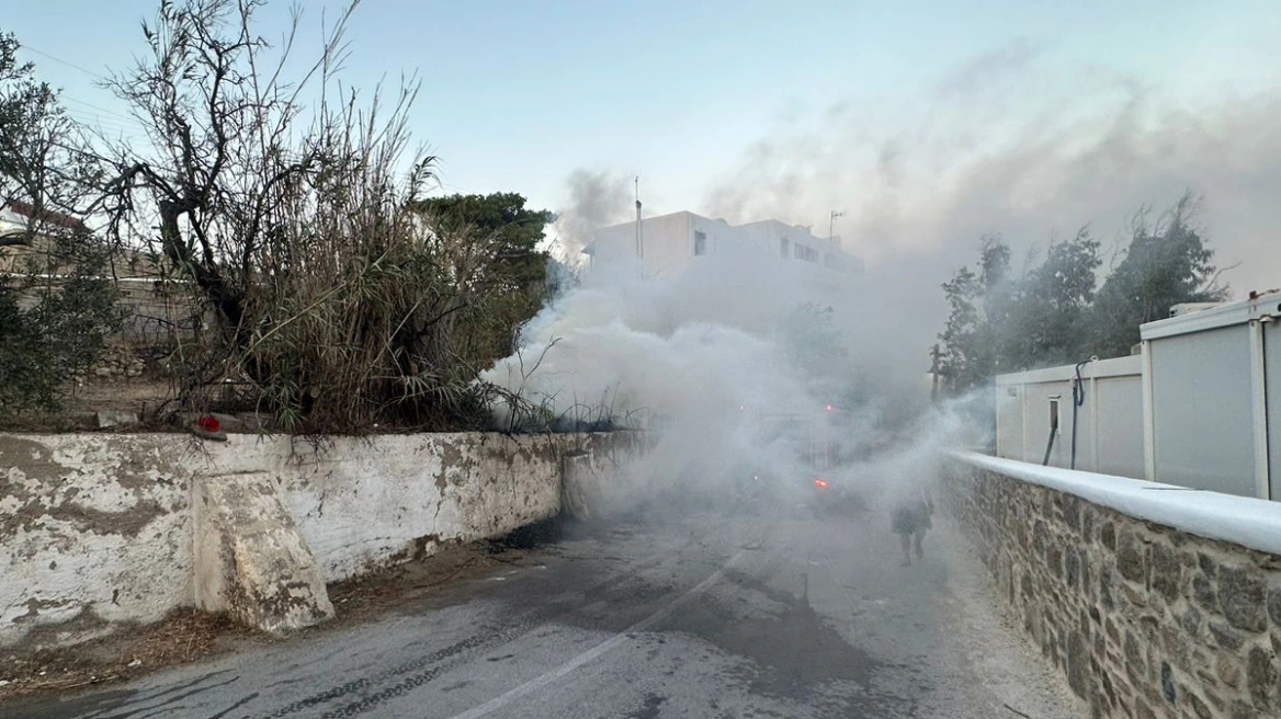Μύκονος: Φωτιά στην Ψαρρού