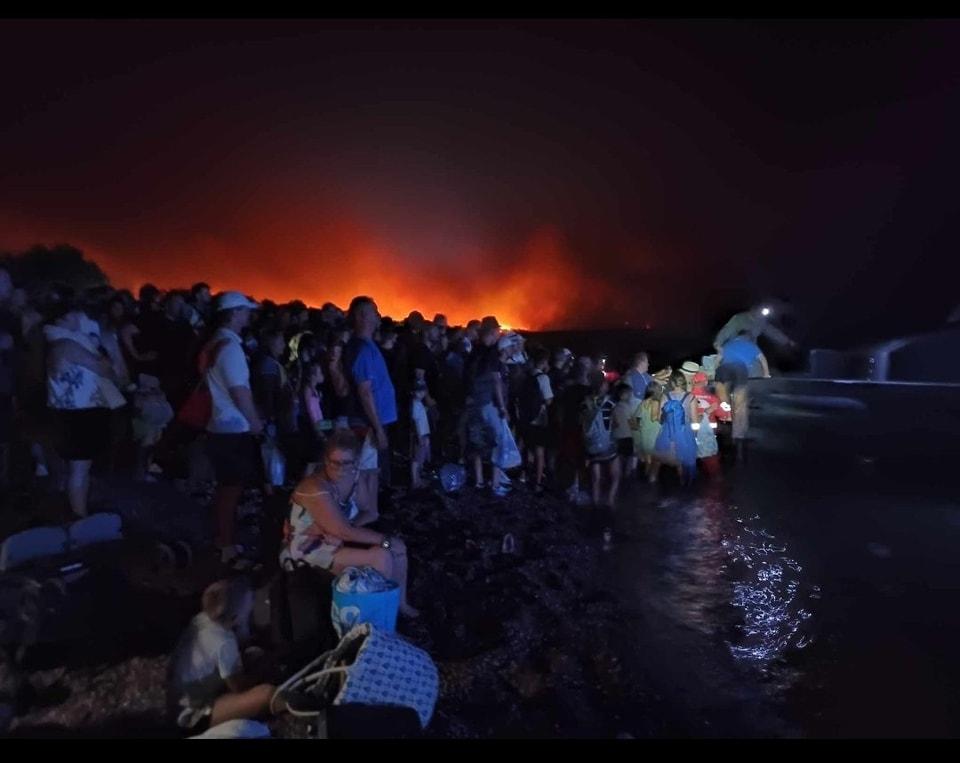 Εφιαλτική νύχτα στη Ρόδο: Τρία τα ενεργά μέτωπα – «Οι φωτιές μπαίνουν από ανθρώπινο χέρι»