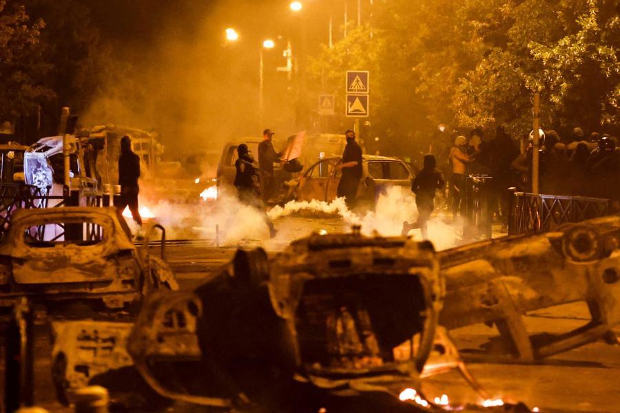 Βίαια επεισόδια στη Γαλλία: Επίθεση διαδηλωτών στο σπίτι του δημάρχου με τραυματίες μητέρα και παιδί