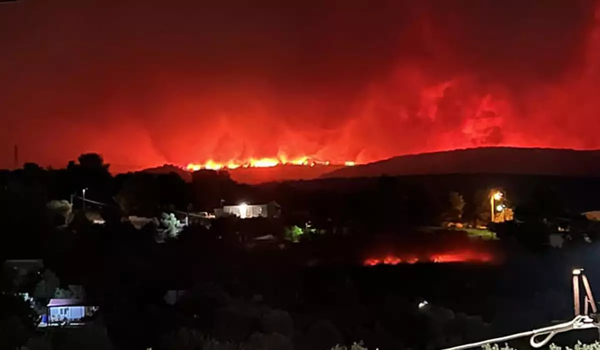 Ανεξέλεγκτο το πύρινο μέτωπο στα Δερβενοχώρια – Το μέτωπο κινείται προς τη Μαγούλα