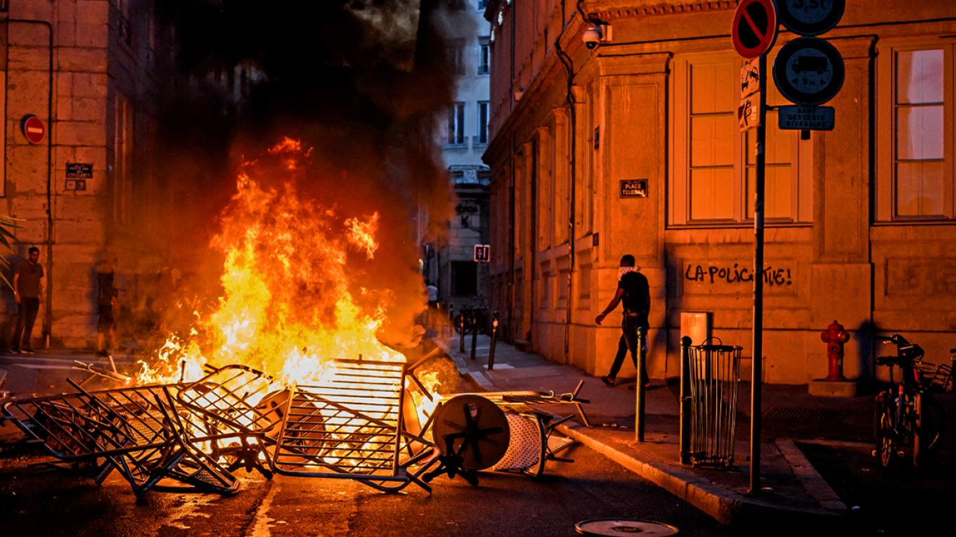 Πολιτική αντιπαράθεση στη Γαλλία για τις ταραχές – Επίθεση των κυβερνητικών στην Αριστερά