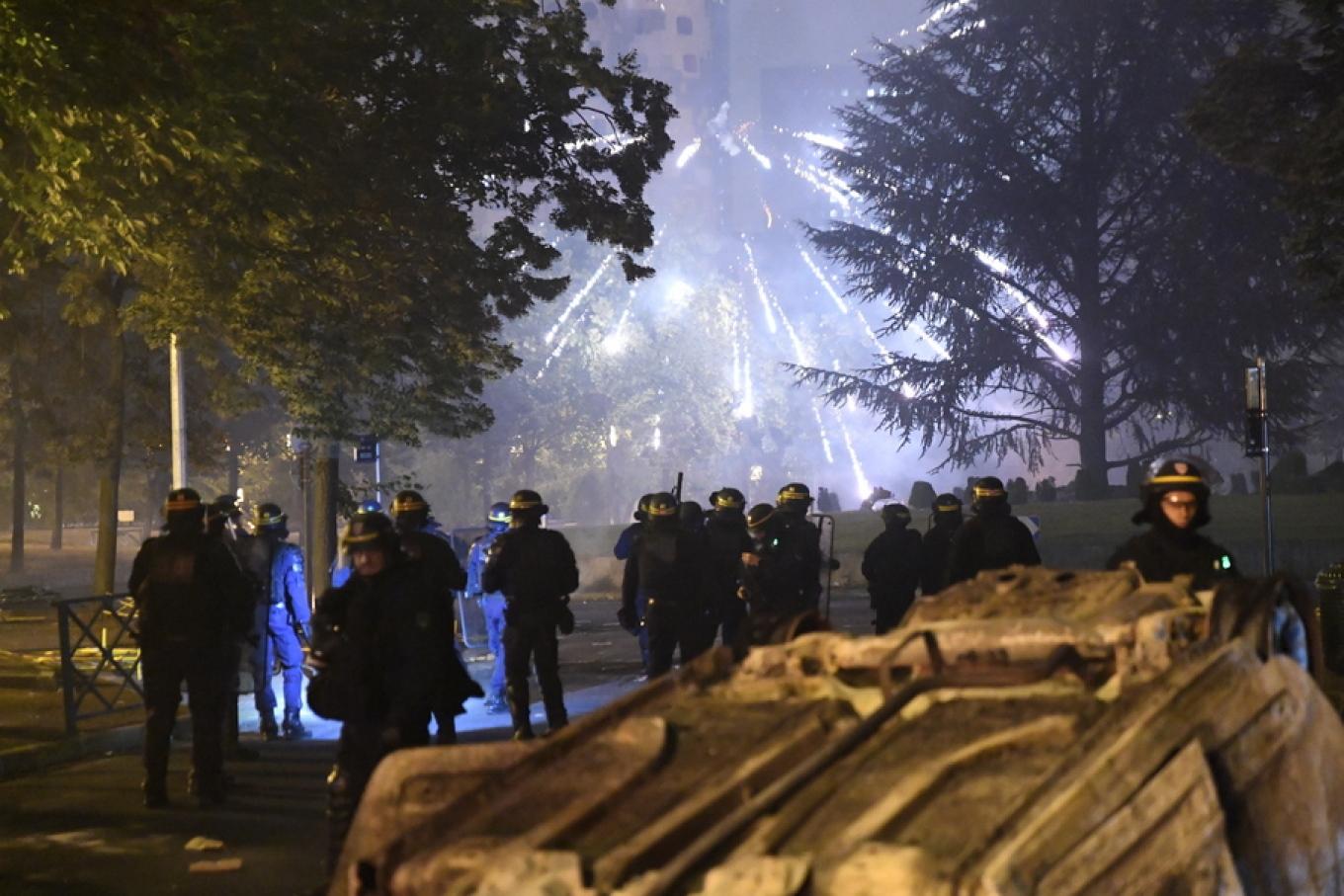 Χάος στη Γαλλία: Τέταρτη νύχτα ταραχών μετά τον θάνατο 17χρονου από πυρά αστυνομικού