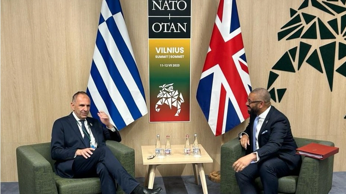 Συνάντηση Γεραπετρίτη με τον ΥΠΕΞ της Μεγάλης Βρετανίας