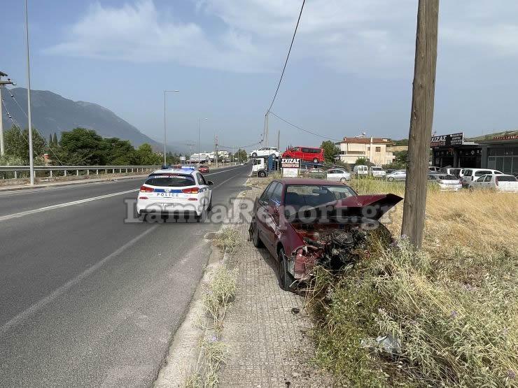 Λαμία: Αμάξι «Καρφώθηκε» στην κολόνα