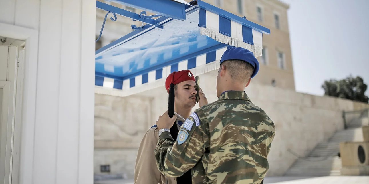 Σύνταγμα: Ακίνητοι στη ζέστη, οι εύζωνες στο Μνημείο του Άγνωστου Στρατιώτη υποφέρουν από τον καύσωνα