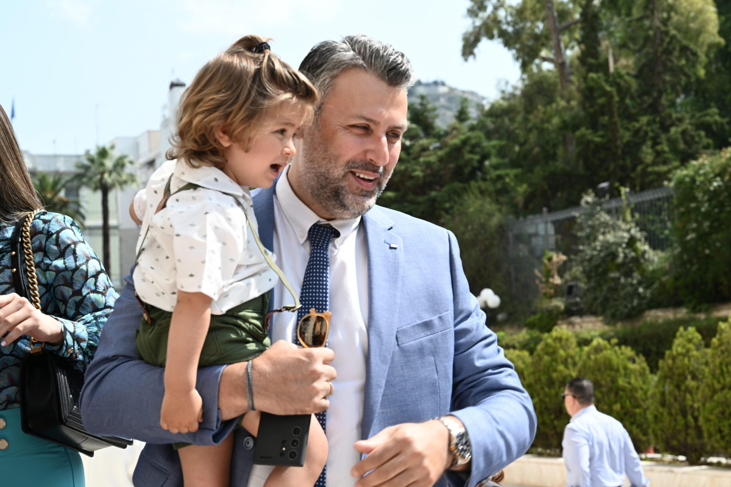 Η… συγγνώμη του Γιάννη Καλλιάνου για το ότι έκλαιγε ο γιος του στη σημερινή ορκωμοσία