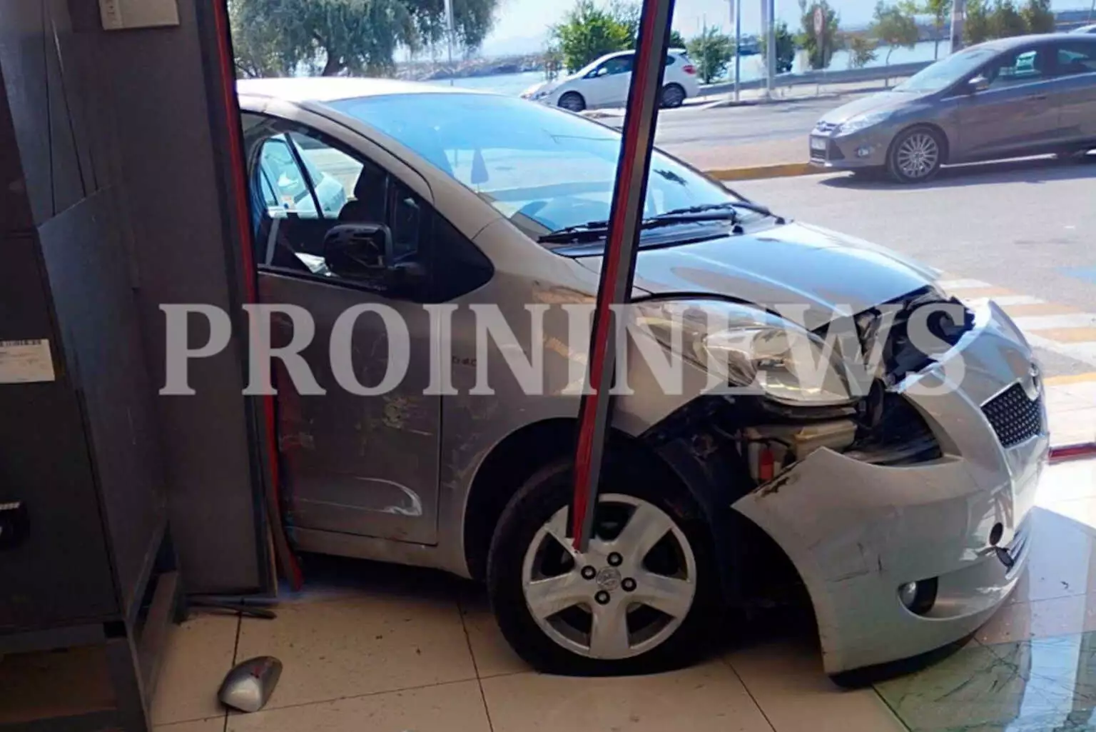 Καβάλα: Αυτοκίνητο μπούκαρε σε σούπερ μάρκετ και μετά συγκρούστηκε με άλλο όχημα