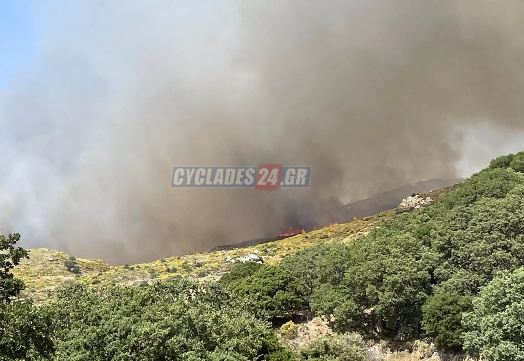Φουντώνει η φωτιά στη Νάξο: Έρχονται ενισχύσεις από Σύρο και Αθήνα