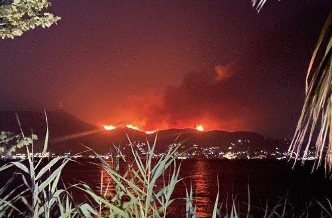 Εικόνες από το πύρινο μέτωπο που καίει τις τελευταίες ώρες τη Βόρεια Κέρκυρα