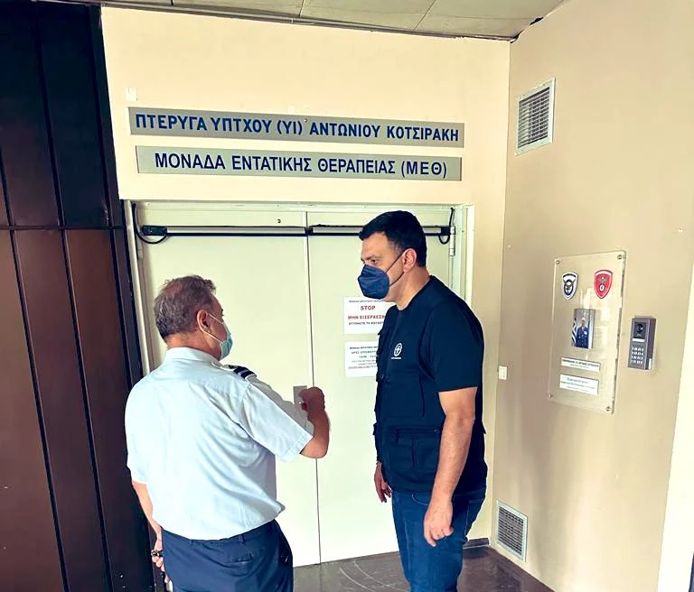 Πυροσβέστης νοσηλεύεται με έμφραγμα του μυοκαρδίου – Τον επισκέφθηκε ο Κικίλιας