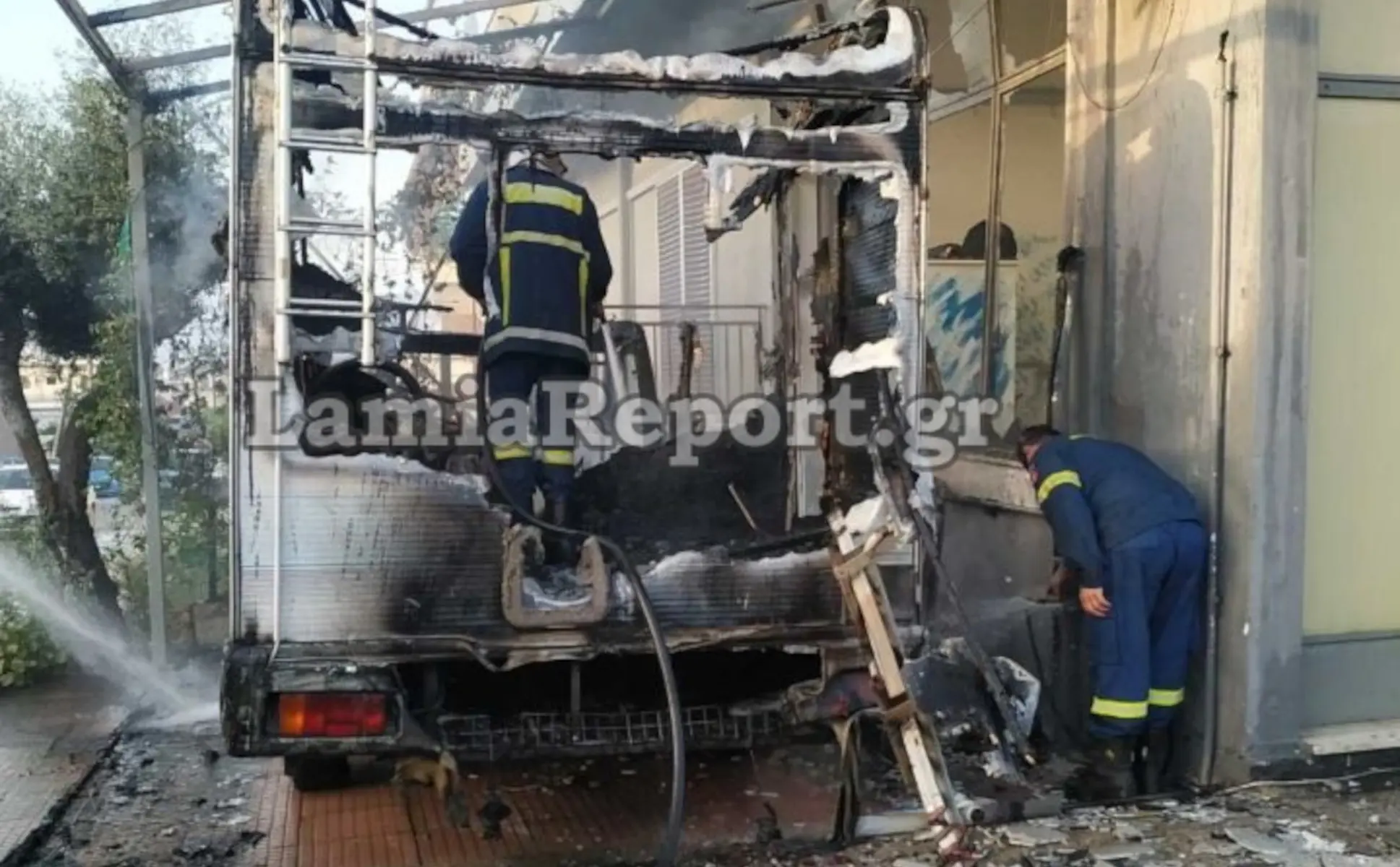 Λαμία: Τροχόσπιτο πήρε φωτιά ενώ ήταν παρκαρισμένο – Κάηκε και μέρος του σπιτιού (ΒΙΝΤΕΟ)