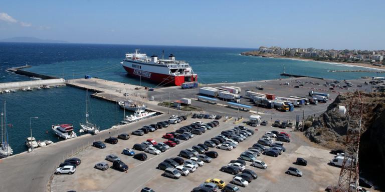 93χρονος πάτησε τη γυναίκα του μέσα σε γκαράζ πλοίου στο λιμάνι της Ραφήνας – Χτύπησε έξι αυτοκίνητα