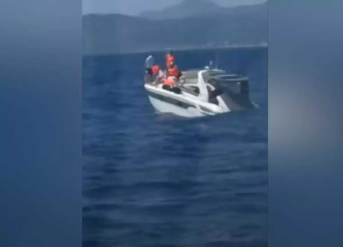 Διάσωση οκτώ ατόμων από σκάφος που βυθιζόταν μεταξύ Πειραιά και Αίγινας (Βίντεο)
