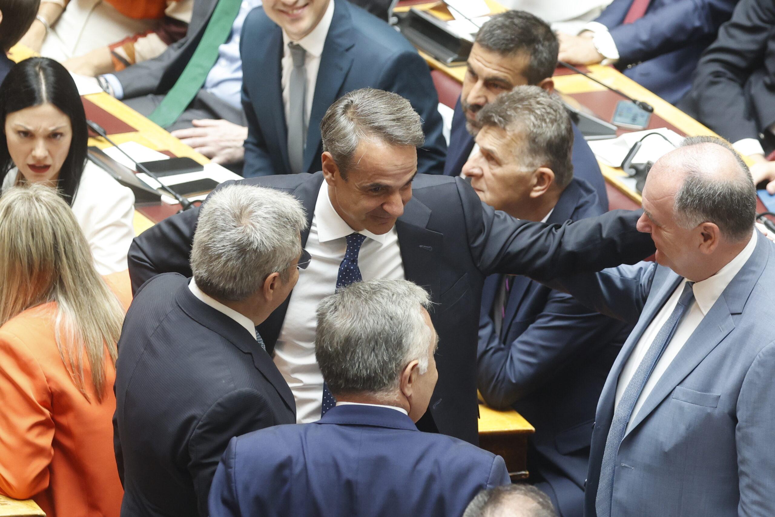 Η ορκωμοσία της νέας Βουλής – Δείτε τις προσελεύσεις των βουλευτών