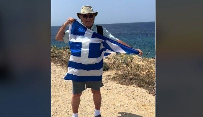 89χρονος ομογενής έρχεται για πρώτη φορά στην Ελλάδα και γίνεται viral