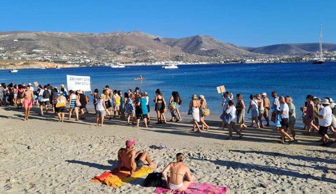 Πάρος: Κινητοποίηση πολιτών για τις παράνομες ξαπλώστρες – “Ελεύθερες παραλίες για όλους”