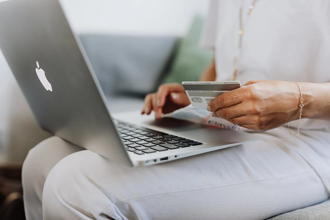 Online shopping: Πώς επιλέγουν να αγοράζουν οι νέοι σήμερα
